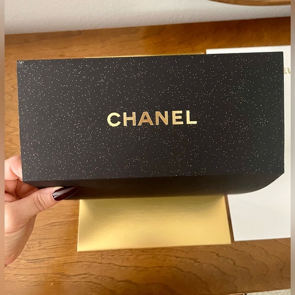 Series of CHANEL gift box slip covers in gold, black and white - Picture 7 of 7
